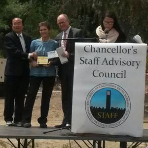 Chancellor Yang and Mark Fisher present the award to Jodi.